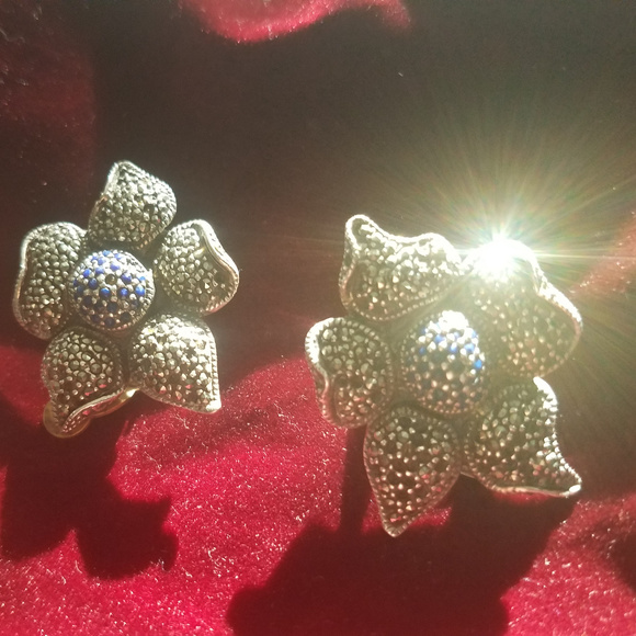 Charming "Plumeria" Flower Earrings...Vintage. - Picture 1 of 5